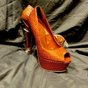 Eye Candie brown 4” heel 1.5” platform, size 5.5 , brand new never worn!!!!